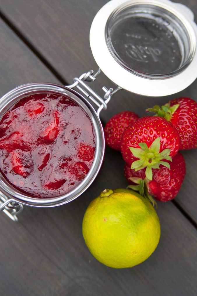 150628 Jordgubbar och fläder-3740