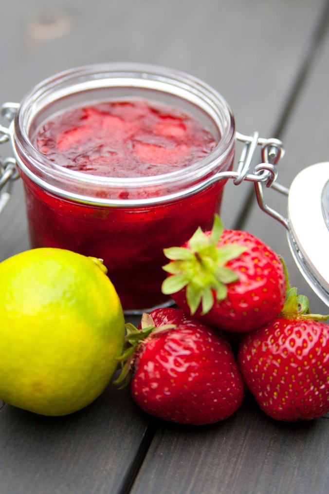 150628 Jordgubbar och fläder-3742