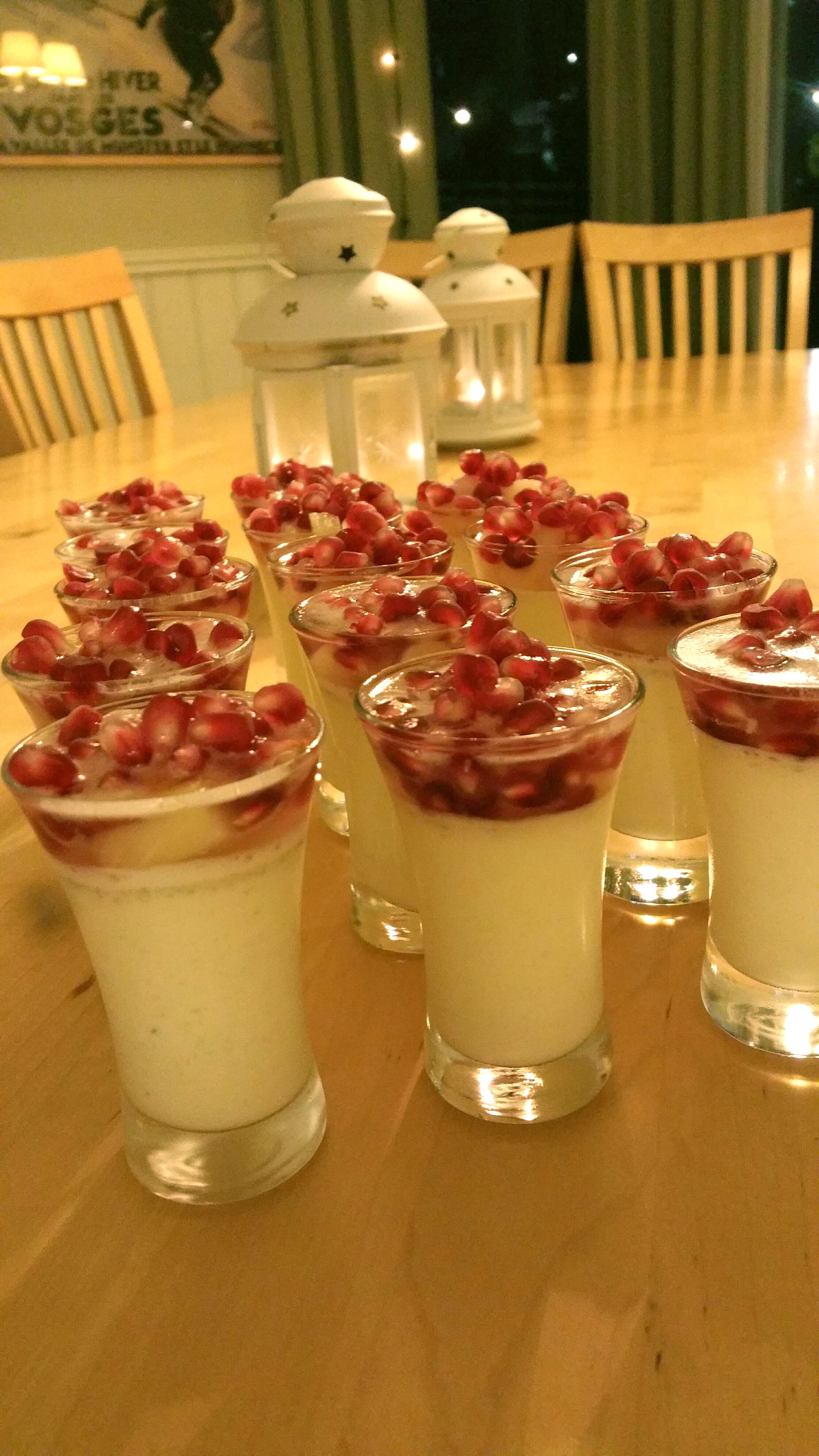 Kardemumma pannacotta med granatäpple och ananas