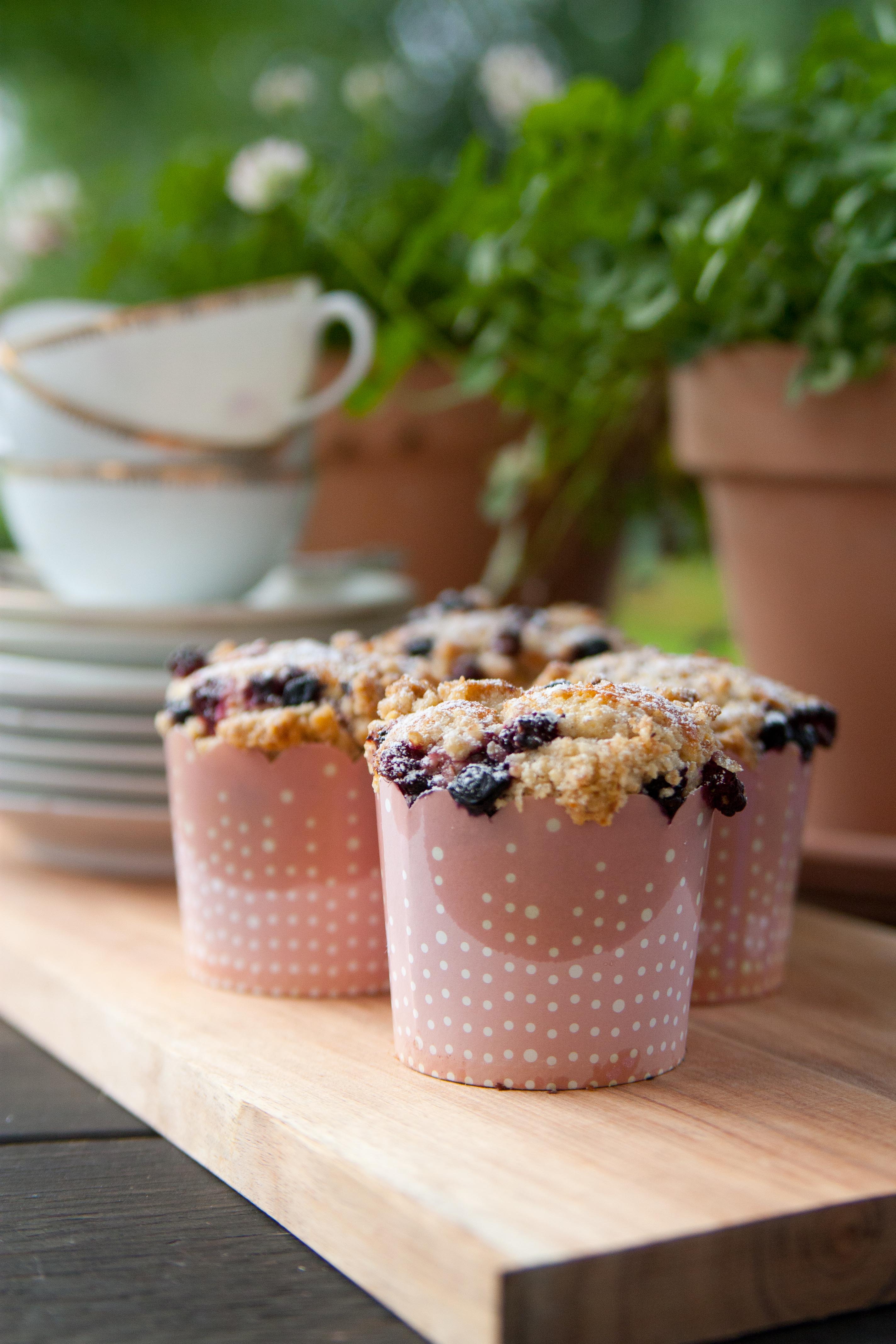 160714 Hallon och blåbärs muffins med crumble-6291