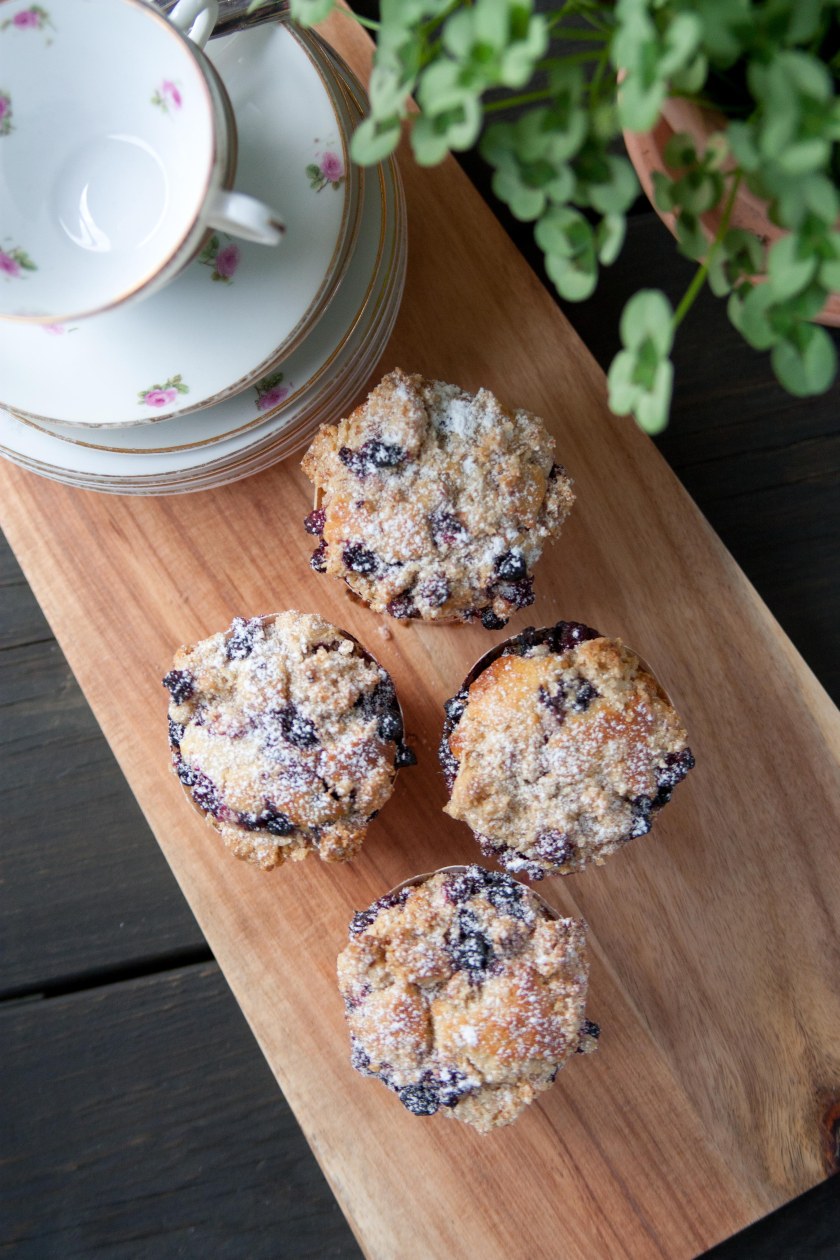 160714 Hallon och blåbärs muffins med crumble-6298