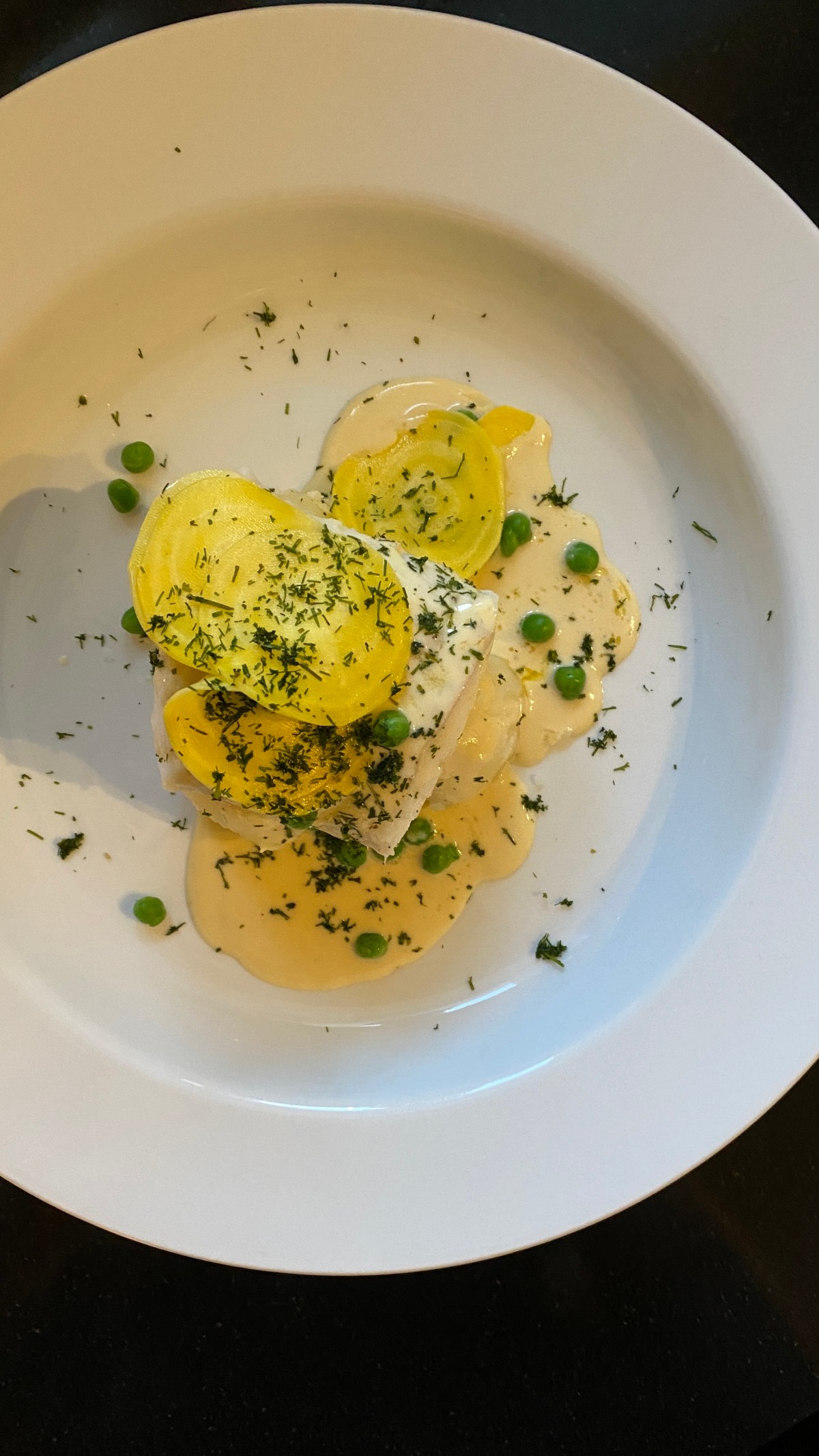 Ångbakad torskrygg med vittvinssås med mizo och picklad&nbsp;gulbeta